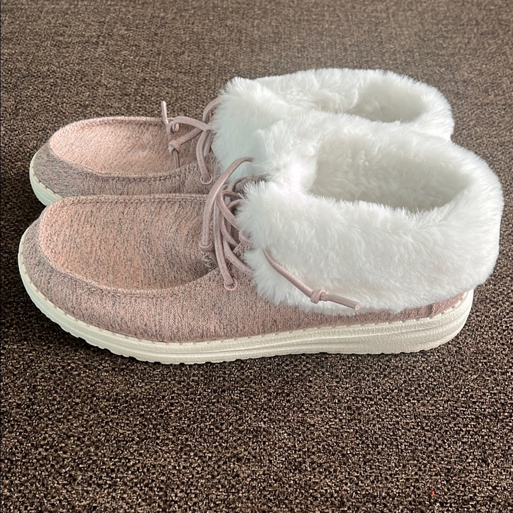 Women’s/Youth Hey Dude Pink Slippers with Plush Lining Size 6w/5y